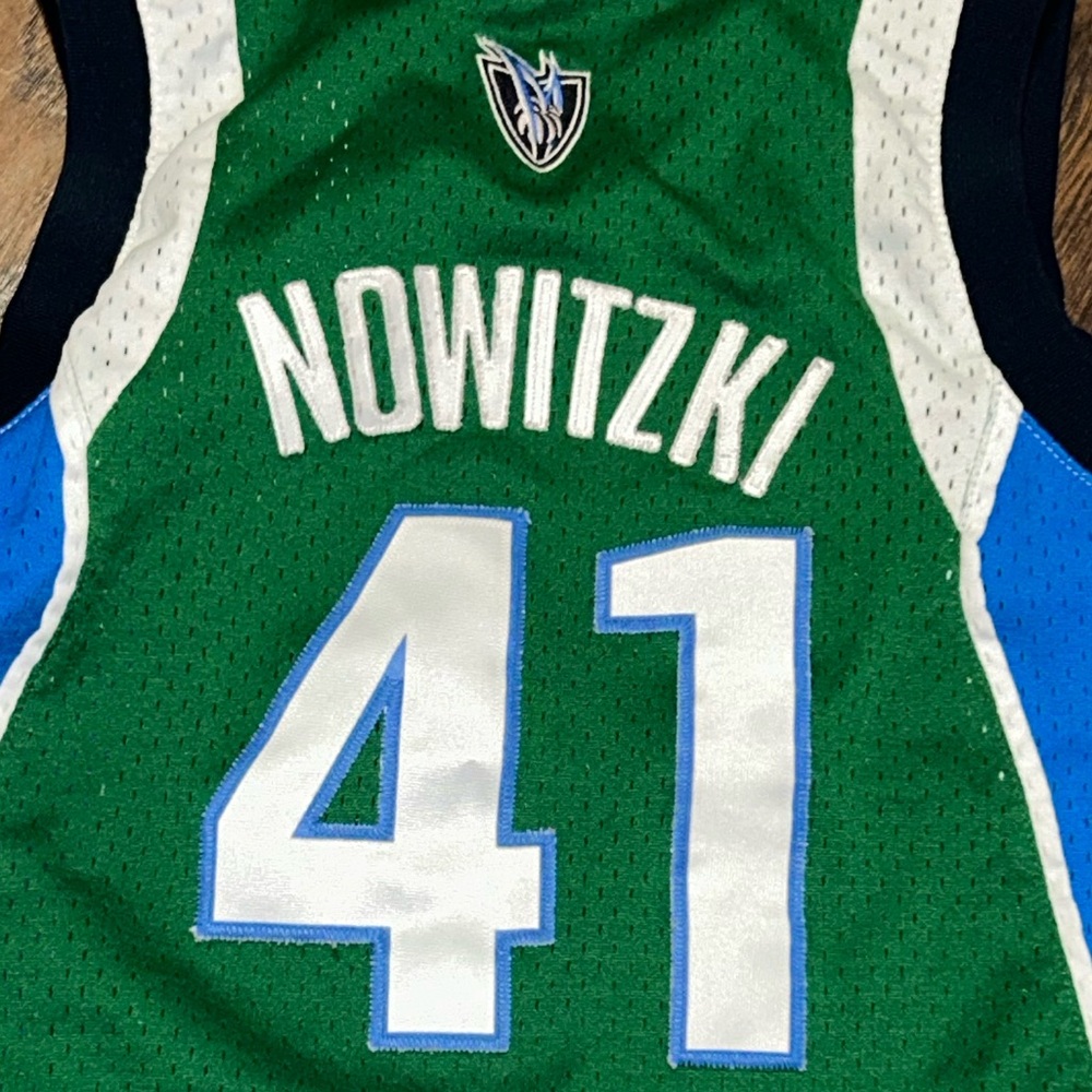 Dirk Nowitzki Dallas Mavericks Basketball Jersey - Picture 6 of 7